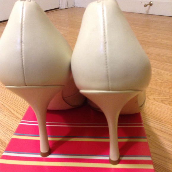 BCBGirls Pumps Heels. Cream/Wheat/Neutral color. NEW!  Unique cut! - Picture 7 of 8